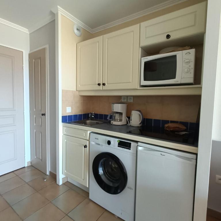 Jolie appartement PIERRE & VACANCES avec vue sur mer St TROPEZ - Apartment mit 1 Schlafzimmer - 9