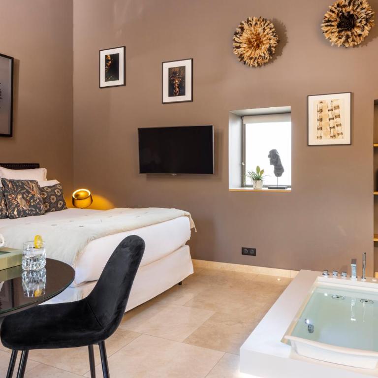 La Bastide de Damien, 5 clefs Demeure d'Exception et Table Remarquable dans le guide Teritoria, JACUZZI Privatif, Cuisine étoilée Dominique Frérard - Chambre Lit King-Size avec Baignoire Spa - 10