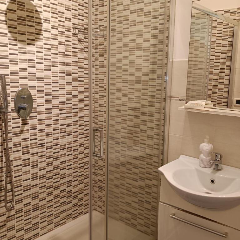 B&B Villa Lidia with parking and jacuzzi - Camera Tripla con Terrazza - 4