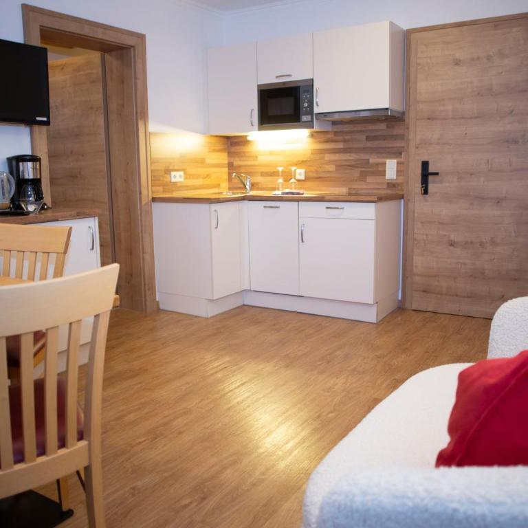 Appartement-Gästehaus Ursula - Großes Apartment mit 2 Schlafzimmern und einem Balkon - 5