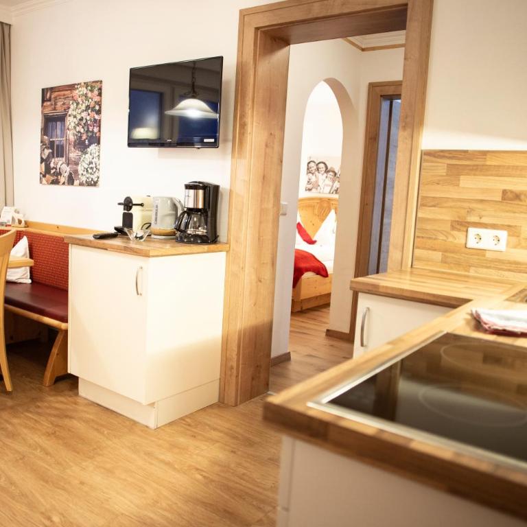 Appartement-Gästehaus Ursula - Großes Apartment mit 2 Schlafzimmern und einem Balkon - 6