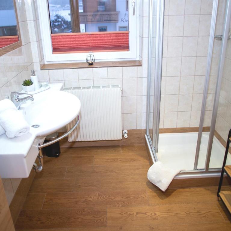 Appartement-Gästehaus Ursula - Großes Apartment mit 2 Schlafzimmern und einem Balkon - 8