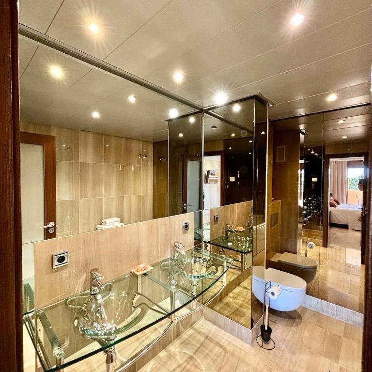 5 Stars BEACHFRONT PARADISE - Seaview, Always Heated Pool, Gym, Sauna! - One-Bedroom Apartment - 16