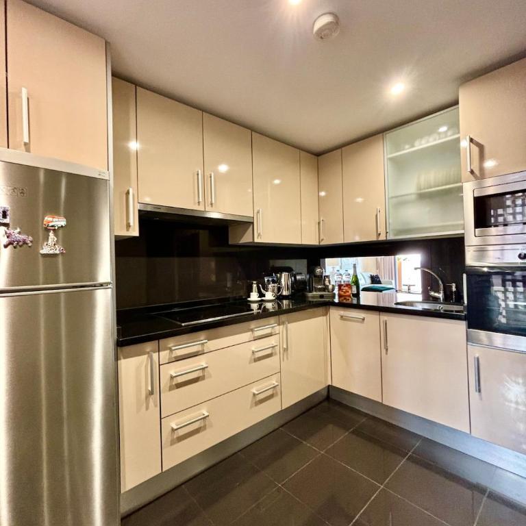 5 Stars BEACHFRONT PARADISE - Seaview, Always Heated Pool, Gym, Sauna! - One-Bedroom Apartment - 14