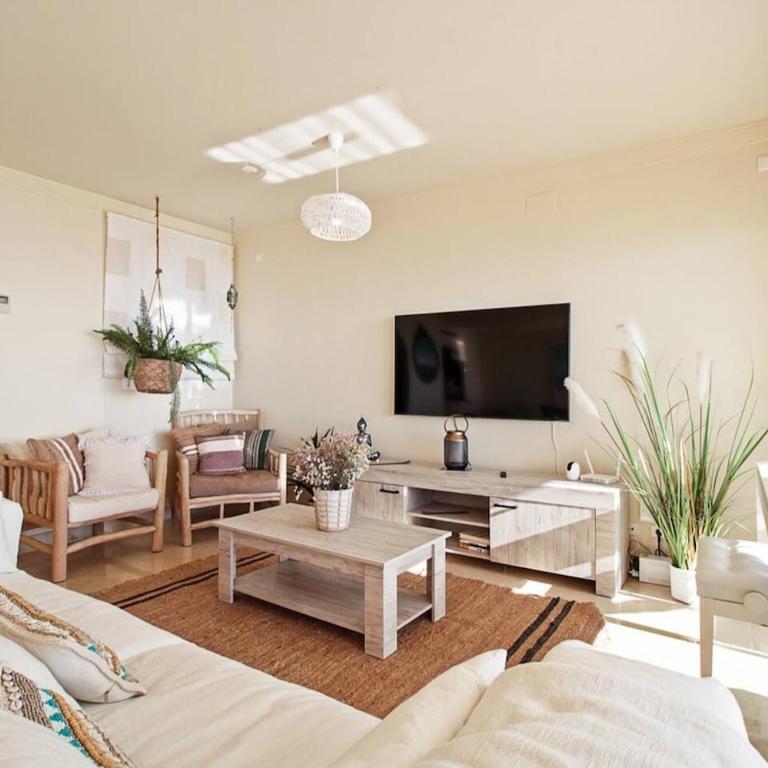 Large Beachfront Apartment - Three-Bedroom Apartment - 7