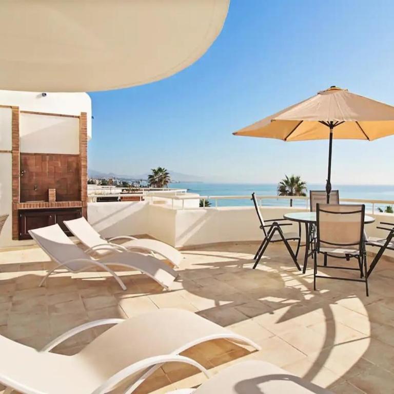 Large Beachfront Apartment - Three-Bedroom Apartment - 8