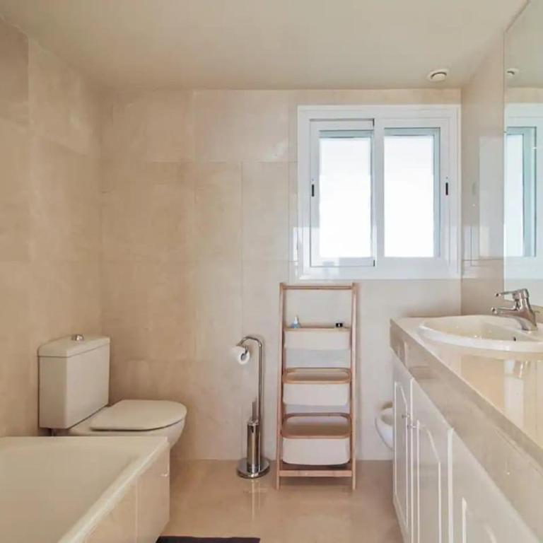 Large Beachfront Apartment - Three-Bedroom Apartment - 9
