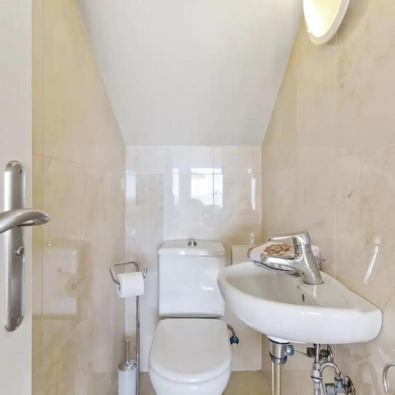Large Beachfront Apartment - Three-Bedroom Apartment - 12