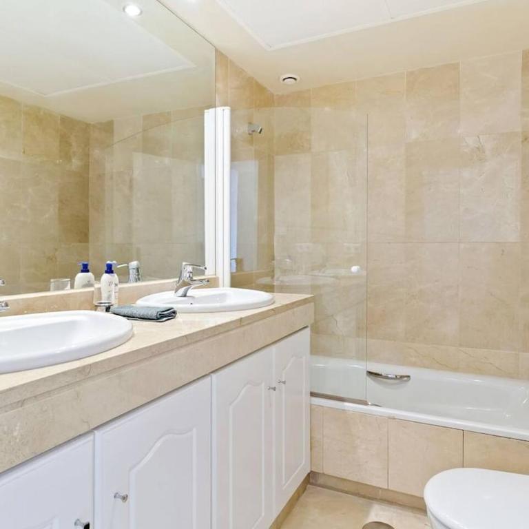 Large Beachfront Apartment - Three-Bedroom Apartment - 14