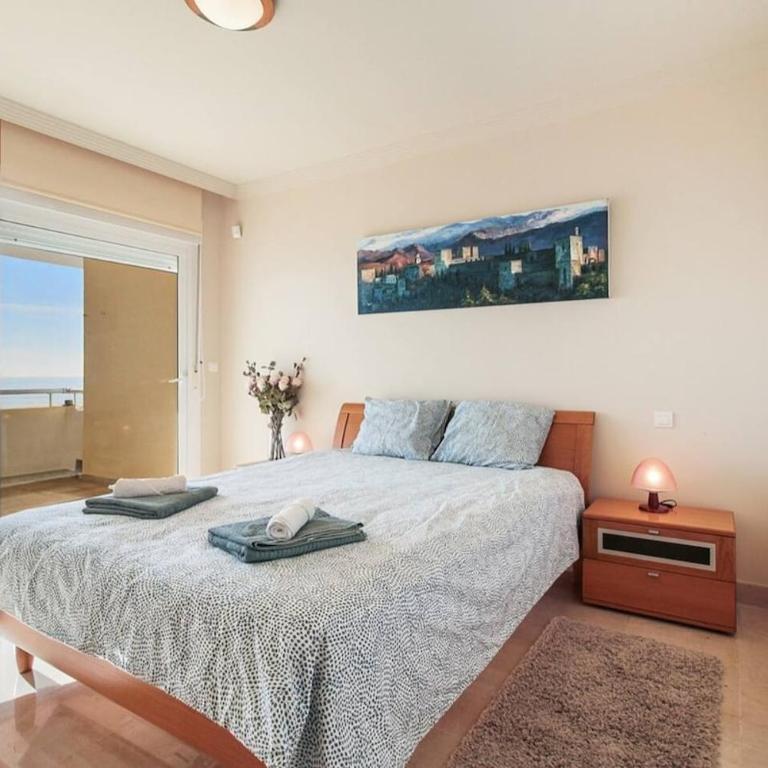 Large Beachfront Apartment - Three-Bedroom Apartment - 15