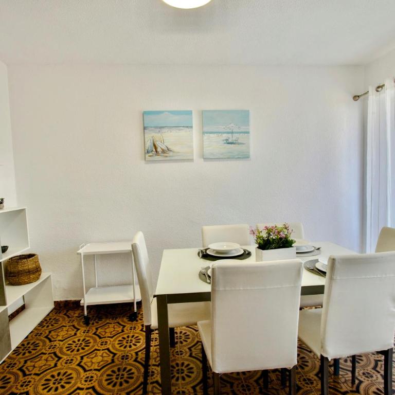 Alicante Big Holiday - Three-Bedroom Premium Apartment with Balcony - 13