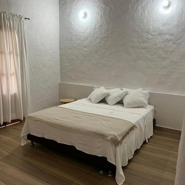 Casa campestre Villa Transito - Habitación con cama grande y vistas al jardín - 2