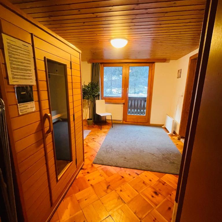 5 Zimmer-Wohnung mit Garage und Sauna - Apartment mit 3 Schlafzimmern und Bergblick - 4