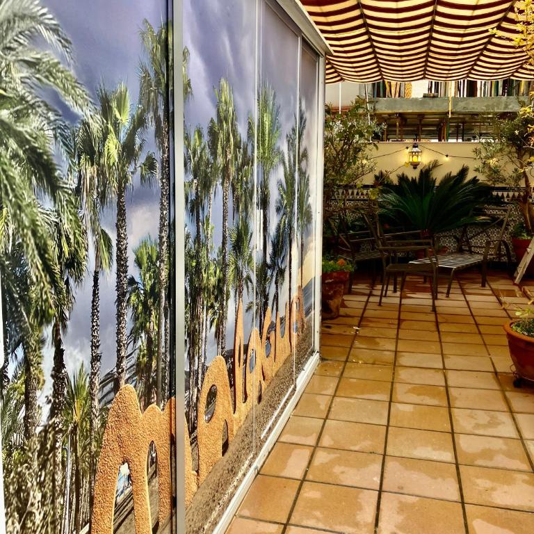 Maravilloso apartamento céntrico de 70m2, jardín propio 40m2 con piscina para niños y parking opcional - Apartamento de 1 dormitorio - 25