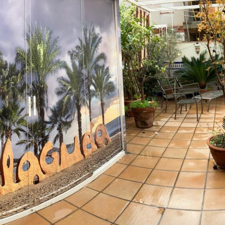 Maravilloso apartamento céntrico de 70m2, jardín propio 40m2 con piscina para niños y parking opcional - Apartamento de 1 dormitorio - 30