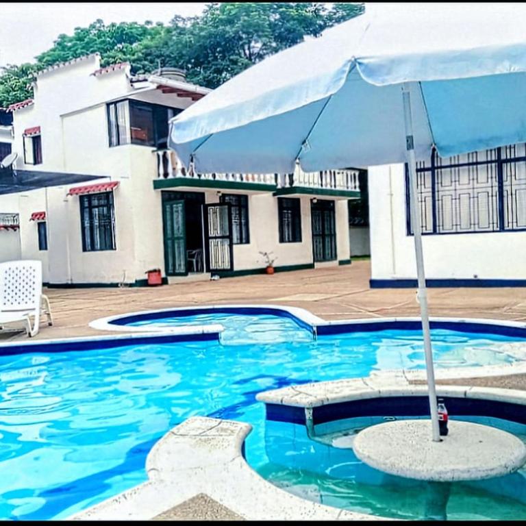 Casa campestre con piscina y jacuzzi en Melgar - Casa con 1 dormitorio - 1
