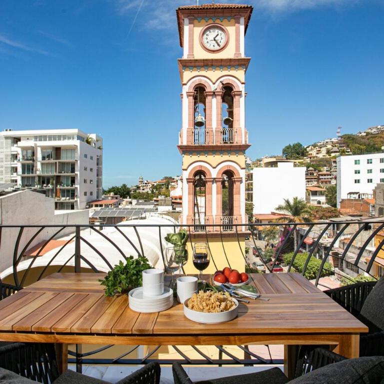 DVine Escape Chic 2BR 2BA with Rooftop Pool and Oasis - Two-Bedroom Apartment - 4