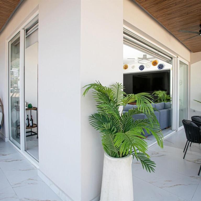 DVine Escape Chic 2BR 2BA with Rooftop Pool and Oasis - Two-Bedroom Apartment - 10