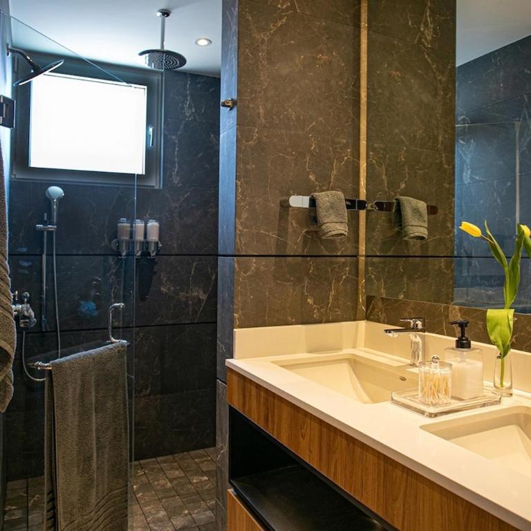DVine Escape Chic 2BR 2BA with Rooftop Pool and Oasis - Two-Bedroom Apartment - 23