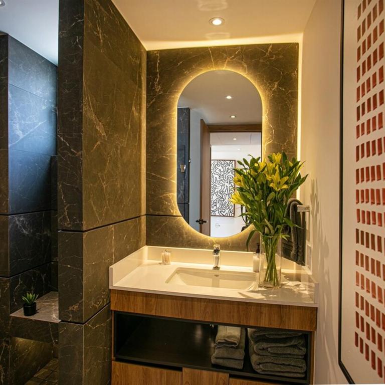 DVine Escape Chic 2BR 2BA with Rooftop Pool and Oasis - Two-Bedroom Apartment - 29