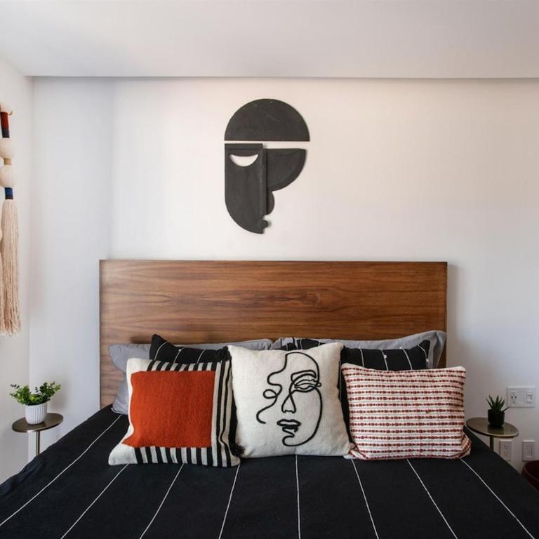 DVine Escape Chic 2BR 2BA with Rooftop Pool and Oasis - Two-Bedroom Apartment - 32