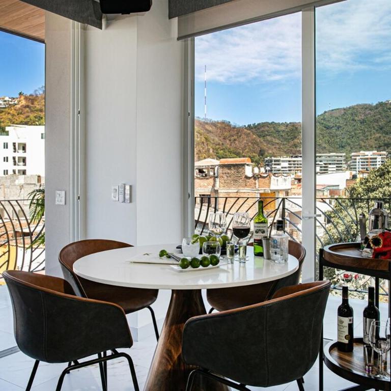 DVine Escape Chic 2BR 2BA with Rooftop Pool and Oasis - Two-Bedroom Apartment - 47