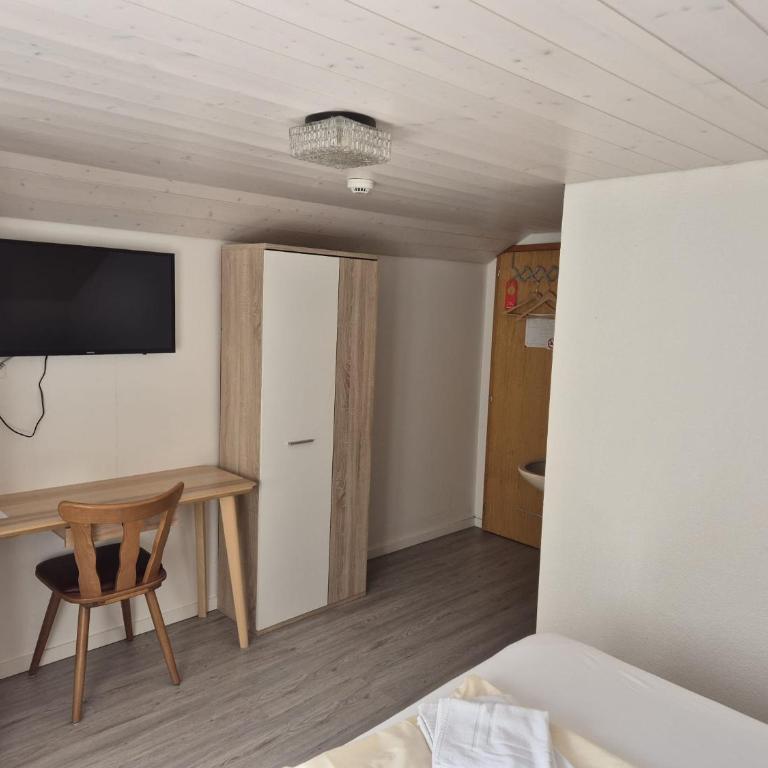 Gasthof Hirschen in Wilderswil - Doppelzimmer mit Gemeinschaftsbad - 1