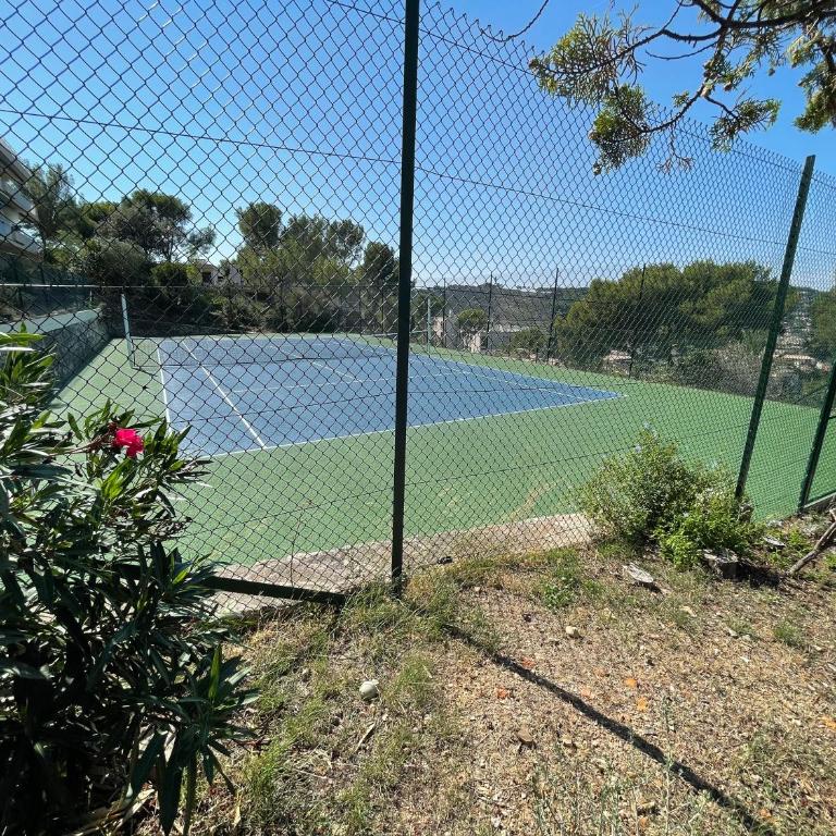 Au cœur du port de Saint-Mandrier, piscine, tennis, charme et confort - Apartment mit 1 Schlafzimmer - 12