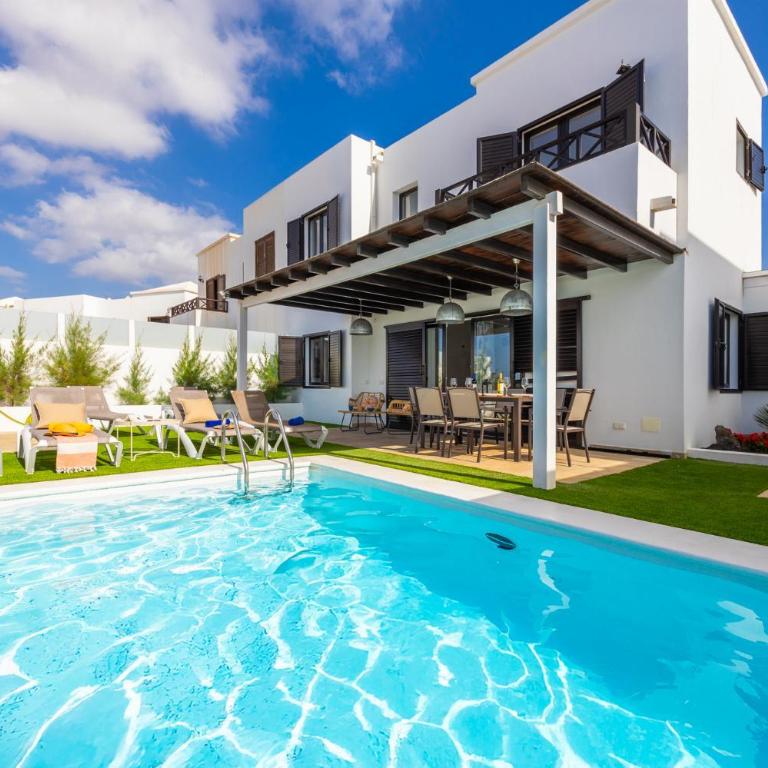 Villa Jordi - Three-Bedroom Villa - 1