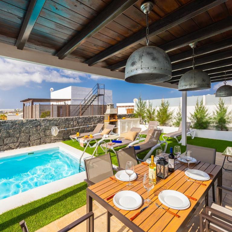 Villa Jordi - Three-Bedroom Villa - 6