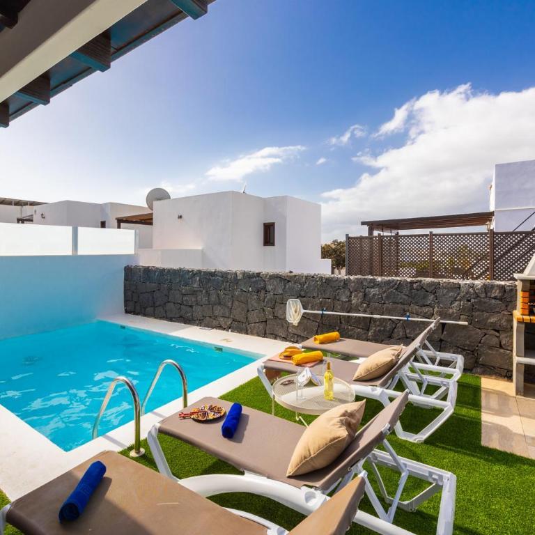 Villa Jordi - Three-Bedroom Villa - 9