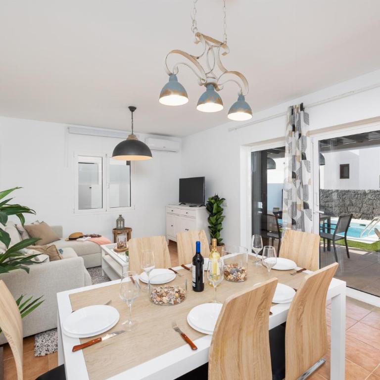 Villa Jordi - Three-Bedroom Villa - 14