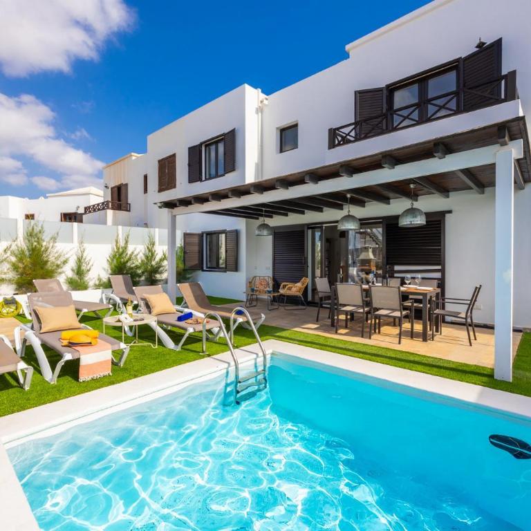 Villa Jordi - Three-Bedroom Villa - 28