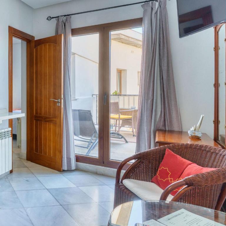 Hotel Mirador Arabeluj - Triple Room with City View - 9