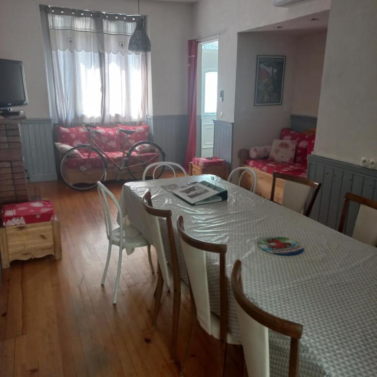Agréable maison de ville avec cheminée - Maison 4 Chambres - 2