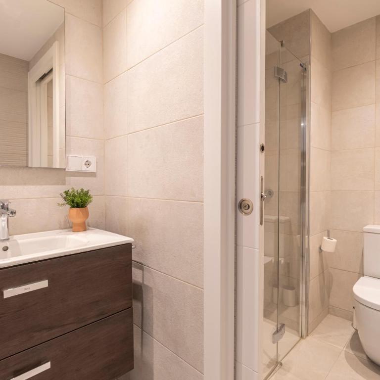 CATERINA Bac de Roda - Three-Bedroom Apartment - 8