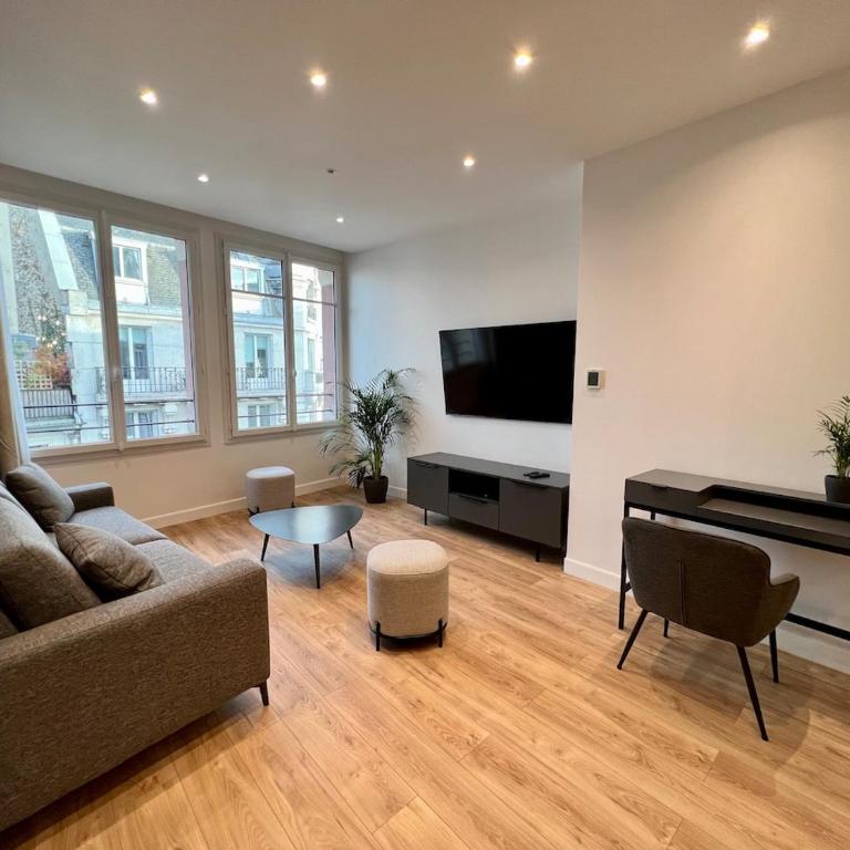 Spacious newly renovated loft with AC - Deluxe One-Bedroom Apartment with City View - 1
