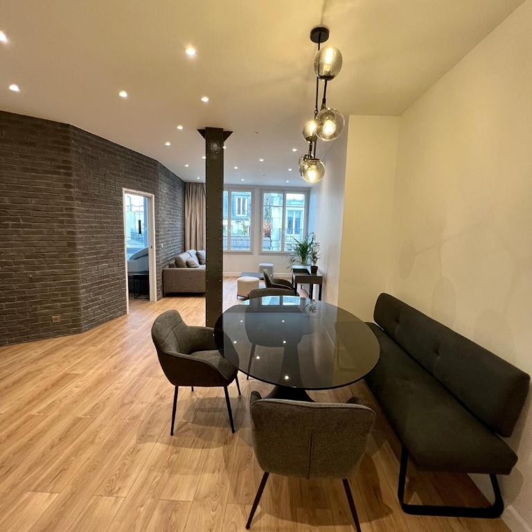 Spacious newly renovated loft with AC - Deluxe One-Bedroom Apartment with City View - 13