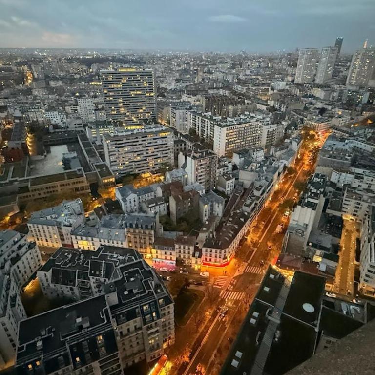 Nice Apartment with amazing view of Paris plus Parking - Two-Bedroom Apartment with City View - 4