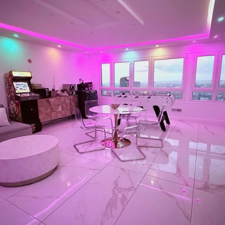 Nice Apartment with amazing view of Paris plus Parking - Two-Bedroom Apartment with City View - 8