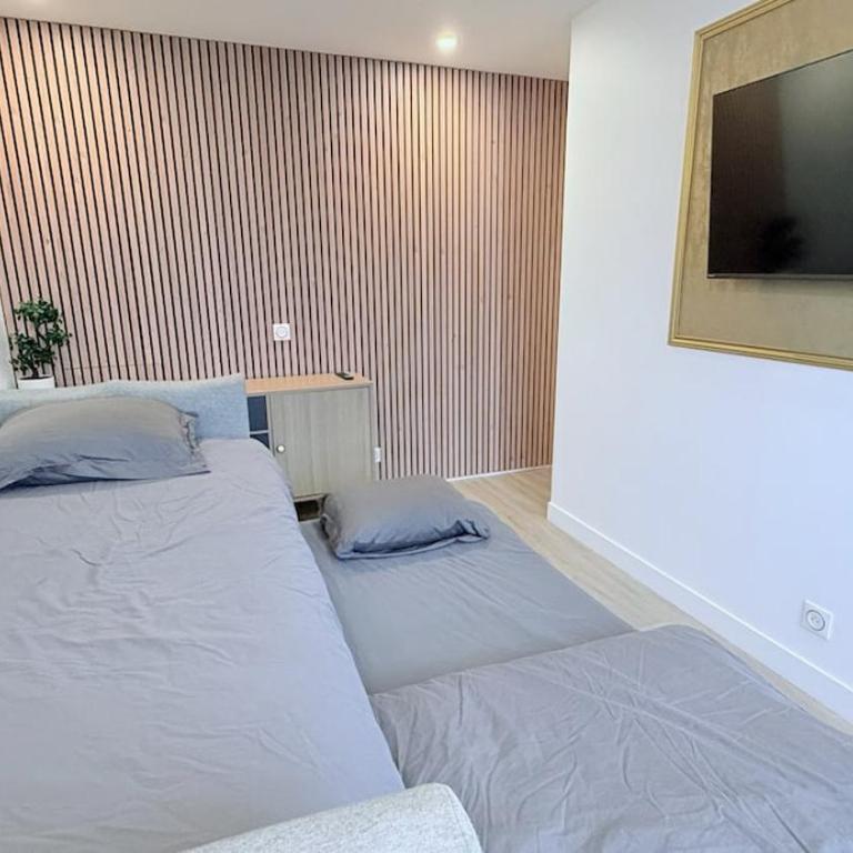 Nice Apartment with amazing view of Paris plus Parking - Two-Bedroom Apartment with City View - 10
