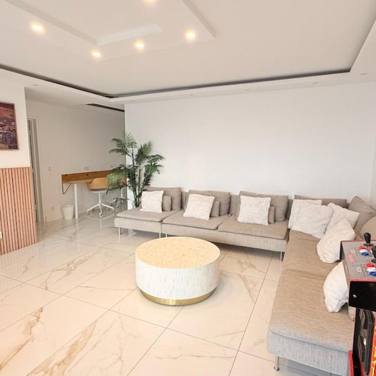 Nice Apartment with amazing view of Paris plus Parking - Two-Bedroom Apartment with City View - 20