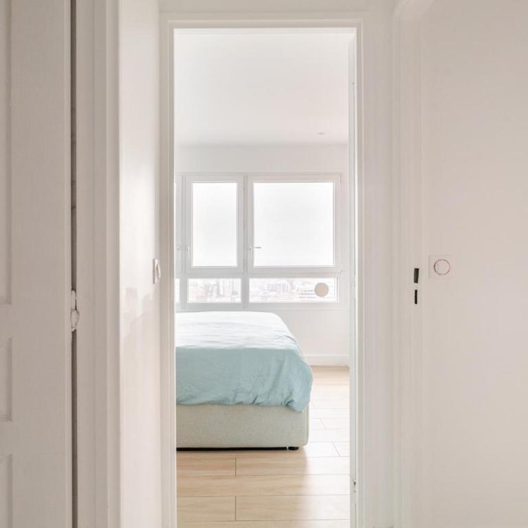 Nice Apartment with amazing view of Paris plus Parking - Two-Bedroom Apartment with City View - 24