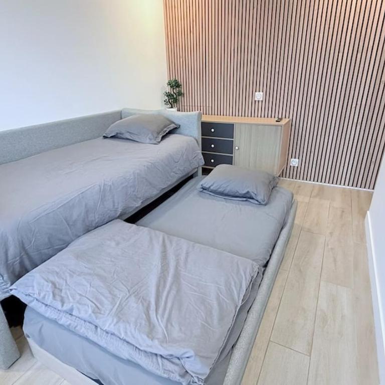 Nice Apartment with amazing view of Paris plus Parking - Two-Bedroom Apartment with City View - 28