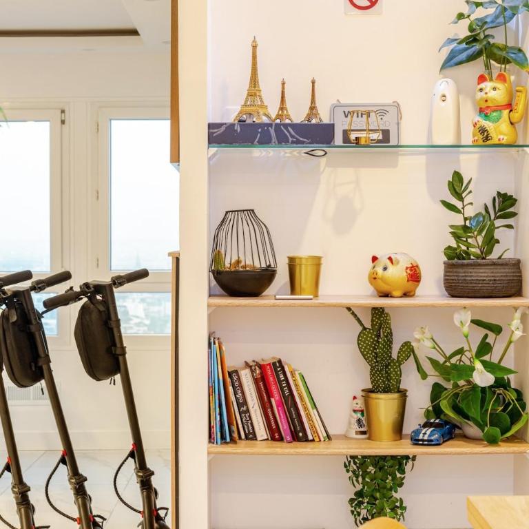 Nice Apartment with amazing view of Paris plus Parking - Two-Bedroom Apartment with City View - 30