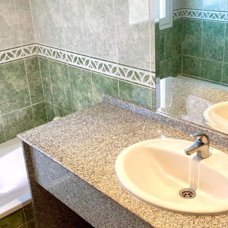 2 bedroom apartment comfort with airconditioning - max 6 guests - Two-Bedroom Apartment with Pool View - 10