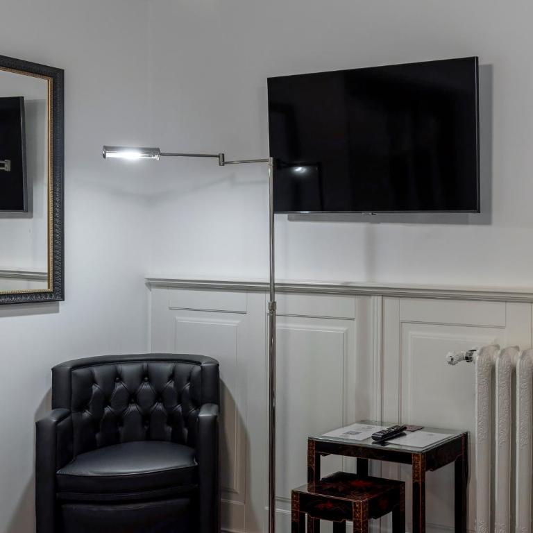 Regal House Roma Capucci 6 - Double Room with Private Bathroom - 9