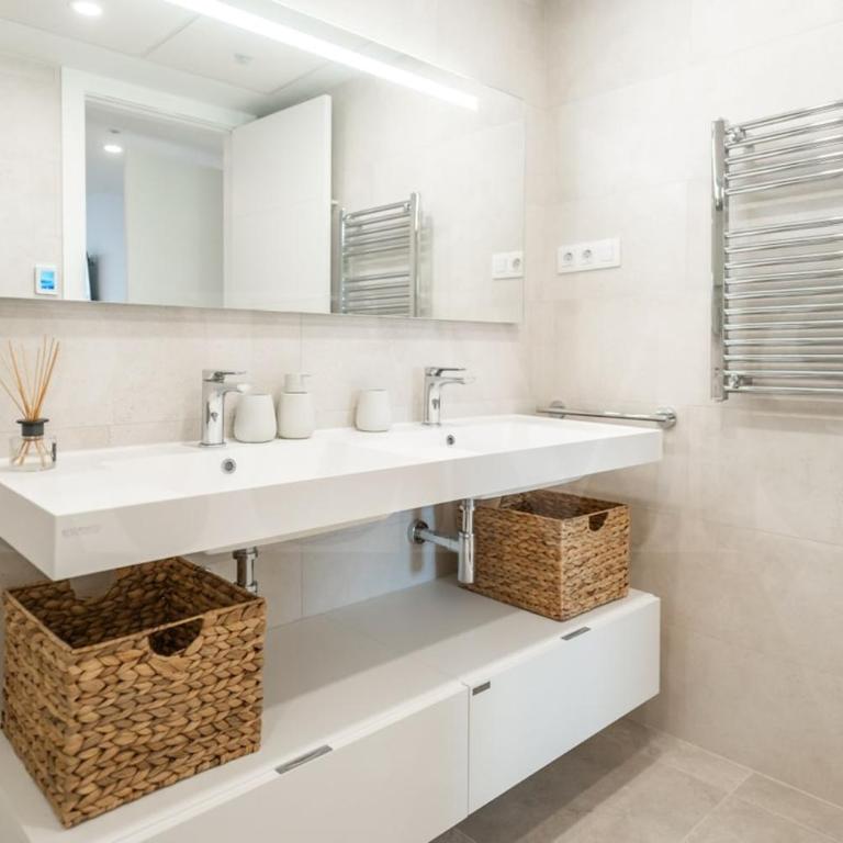 Elegant 2 bedroom gem with terrace and parking REMS - Apartamento de 2 dormitorios - 5