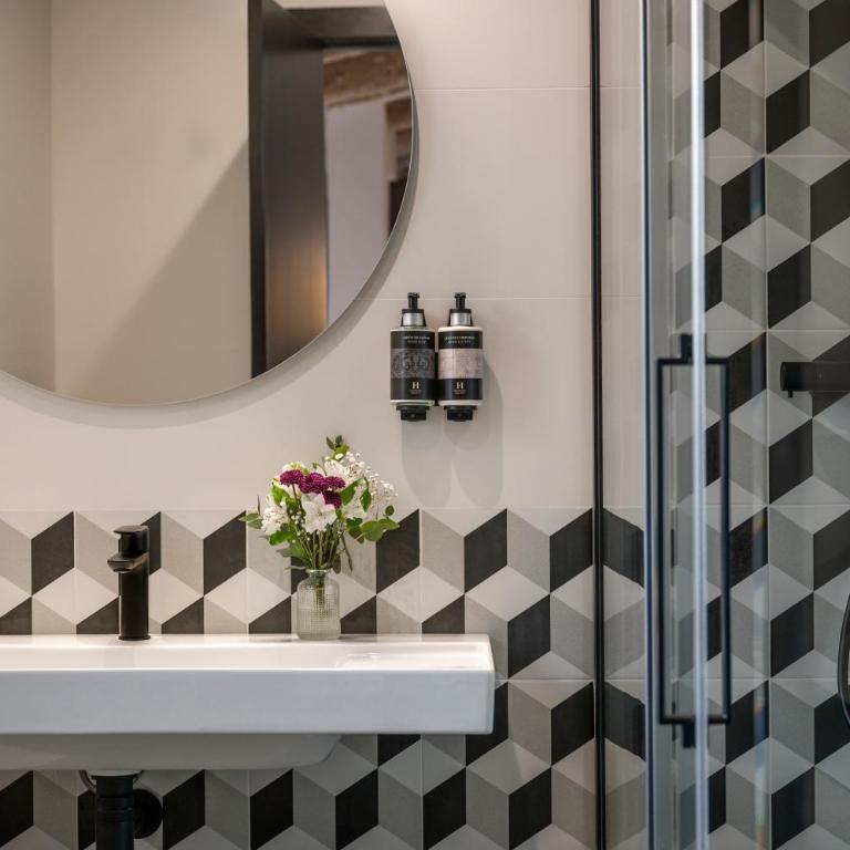 Hesperia Barcelona Barri Gòtic - Suite with Terrace - 9