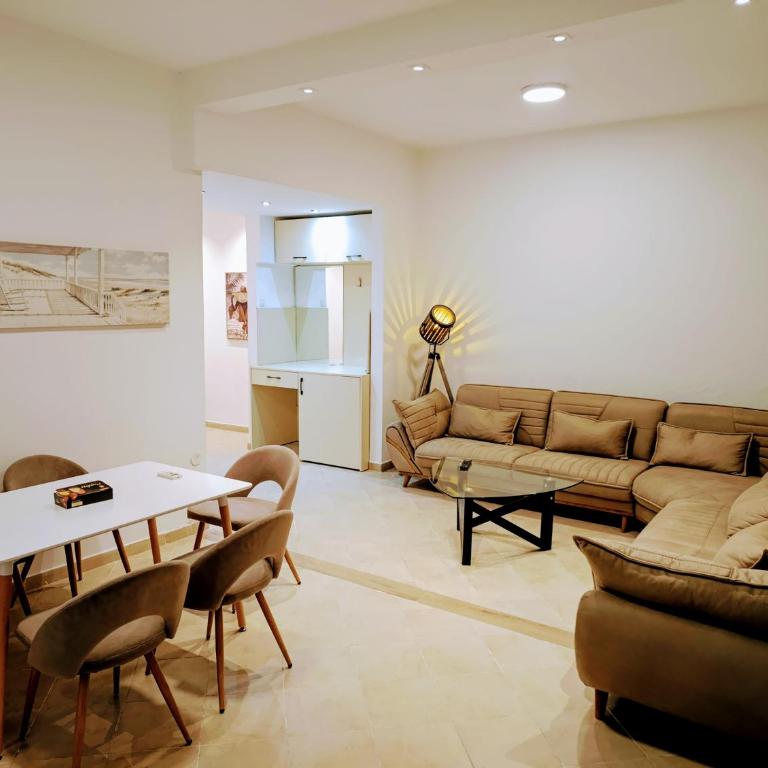 Apartments Plaza - Queen Room with Two Queen Beds - Disability Access - 22